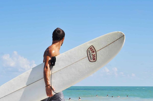 Où pratiquer le surf en Bretagne ? Les meilleures spots pour les débutants et les pros